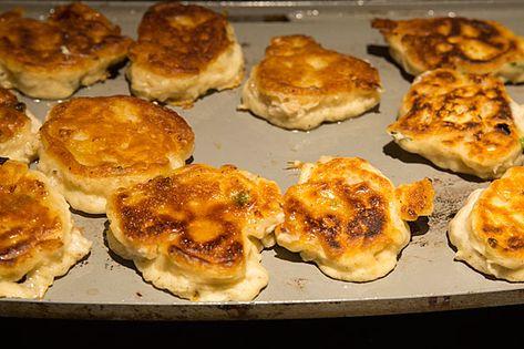 A Wampanoag Thanksgiving: Corn cakes made with green onion and dried cranberries sizzle on the griddle. Wampanoag chef Sherry Pocknett cooked traditional foods to share with students at Pforzheimer House as part of the Native American House Fellows Program. (Recipe included) Native American Pumpkin Recipes, Native American Appetizers, Native American Thanksgiving Recipes, Pilgrim Recipes, Wampanoag Recipes, Homeschool Recipes, Pilgrim Food, Indigenous Recipes, Thanksgiving Corn