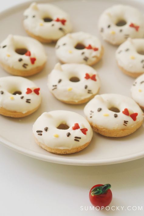 Cute Recipes, Cute Macarons, Mini Donut Recipes, Donut Decorating Ideas, Japanese Candy Snacks, Christmas Donuts, Candy Snacks, Birthday Donuts, Cute Donuts