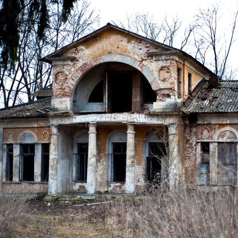 50 Abandoned Houses That Would Look Great Restored | Family Handyman Quarter Quell, Old Abandoned Buildings, Abandoned Property, Abandoned Mansion, Old Abandoned Houses, Gorgeous Houses, Abandoned Mansions, Places In Europe, Haunted Places