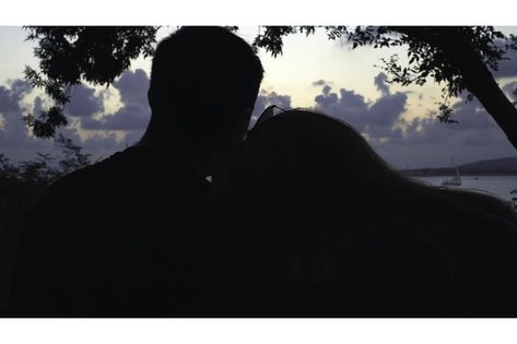 Head On Shoulder Couple, Head On His Shoulder, Head On Shoulder, Sitting Together, Ocean Horizon, Couple Silhouette, Boy Face, Girl Silhouette, On Beach