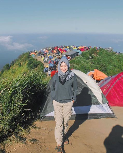 Outfit Camping Hijab, Ootd Hijab Travelling, Hiking Ootd, Outdoor Camping Outfits, Muslimah Fashion Casual, Andong, Mountain Outfit, Hiking Outfit Women, Womens Thermal