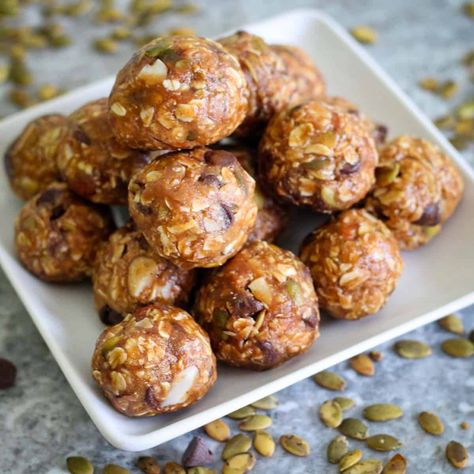 These Pumpkin Seeds No Bake Cookies are amazing energy bites. Sooo good!! They're perfect as a quick snack or on the go for a burst of energy. #energybites #mediterraneanlatinloveaffair Pumpkin Seed Cookies, Heathly Snacks, Pumpkin Seeds Baked, Healthy No Bake Cookies, Bolivian Food, Oats Chocolate, Albanian Recipes, Snack Bites, Chocolate Oats