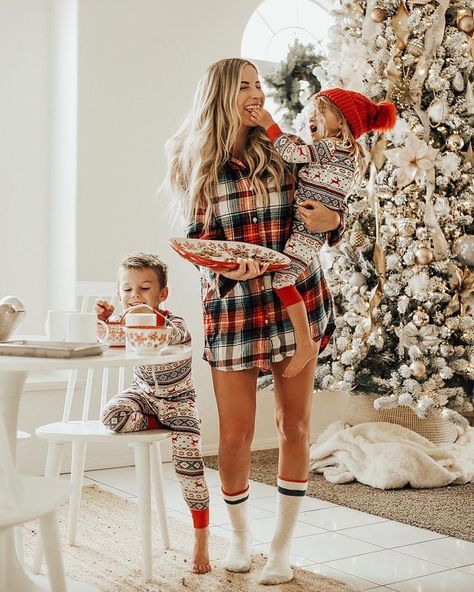 Family Christmas Pictures Outfits, Christmas Pictures Outfits, Christmas Baby Pictures, Christmas Family Photoshoot, Family Christmas Outfits, Baby Christmas Photos, Xmas Photos, Family Christmas Pictures, Christmas Shoot