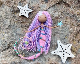 WandsandWillows - Etsy Ecuador Purple Seashell, Doll Mermaid, Ornament Flower, Mermaid Crafts, Holding Heart, Mermaid Ornament, Handmade Mermaid, Yarn Dolls, Bendy Doll