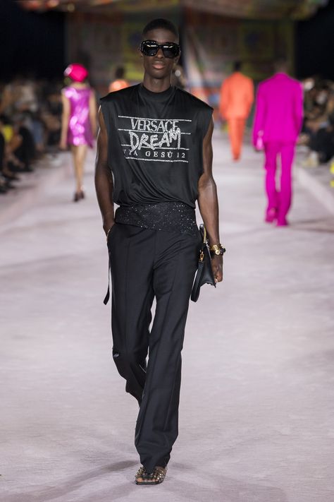 2022 Fashion Show, Versace Spring, Versace Fashion, Donatella Versace, Spring Summer 2022, 2022 Fashion, Fashion Design Clothes, Runway Collection, Luxury Clothing