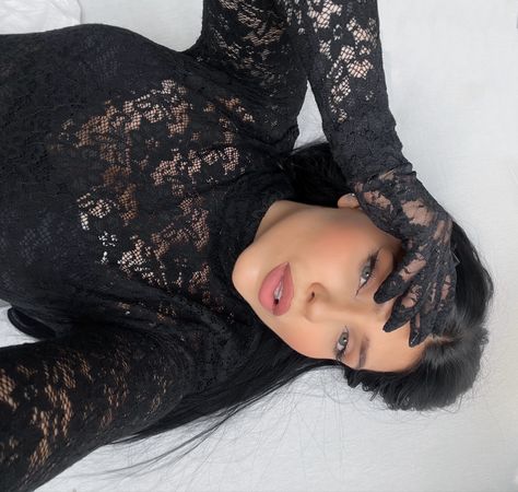 Selfie of a fashion girl with black hair in her lace top and lace gloves lying on the bed. Selfie Time, Lace Gloves, Trendy Fall Outfits, Mood Board Fashion, Outfits Aesthetic, Street Style Women, Date Night Outfit, Party Outfit, Date Night