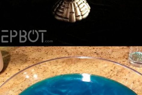 DIY Harry Potter Pensieve PunchThis is actually a really cheap... Harry Potter Pensieve, Diy Halloween Drinks, Cheap Halloween Crafts, Diy Halloween Food, Diy Harry Potter, Cheap Halloween, Halloween Drinks, Harry Potter Diy, Cheap Diy