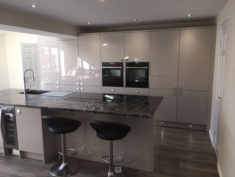 Salerno Gloss Cashmere w/ 30mm Sensa Black Beauty worktops Kitchen Cashmere, Cashmere Gloss Kitchen, Wickes Kitchens, Cashmere Kitchen, Gloss Kitchen, Kitchen Extension, Black Desk, Kitchen Designs, Black Beauty