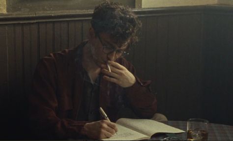 Journalist Aesthetic Man, Journalist Pose Reference, Male Journalist Aesthetic, Male Writer Aesthetic, Dark Academia Films, Journalist Aesthetic, Chaotic Academia Aesthetic, Kill Your Darlings, Male Pose