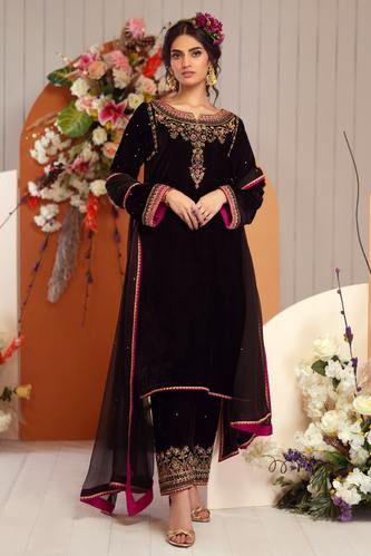 Zaaviay brings you the regalness of velvet with Bagh-e-Makhmal. Inspired by the beauty of floral imagery and cottages on timeless silhouettes with grandeur and grace. Velvet Kurta, Kurti Sets, Velvet Dress Designs, Pakistani Designer Suits, Embellished Clothing, Trouser Suit, Velvet Clothes, Suits Design, Elegant Embroidery