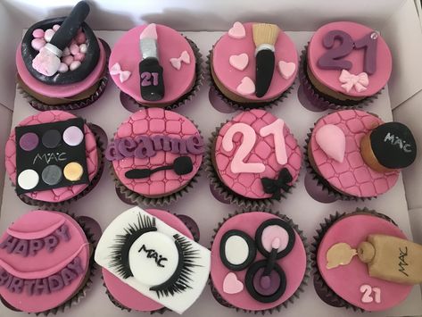 Makeup cupcakes Luxury Cupcakes, Girls Makeup Party, Makeup Cupcakes, Chic Cake, New Birthday Cake, Theme Cookies, Artist Birthday, Make Up Cake, Girl Cupcakes