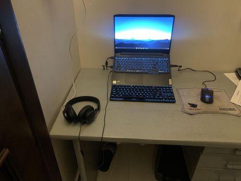 Simple Pc Setup, Laptop Setup, Laptop Gaming Setup, Setup Gamer, Game Websites, Allah Photo, Hipster Mens Fashion, Gaming Room Setup, Computer Setup