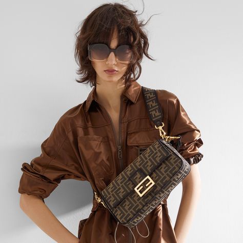 Styling Fendi Baguette, Fendi Baguette Aesthetic, Fendi Baguette Outfit, Baguette Bag Fendi, Fendi Bag Outfit, Fendi Baguette Bag Black, Fendi Baguette Leather Bag, Fendi Baguette Bag, Fendi Fashion