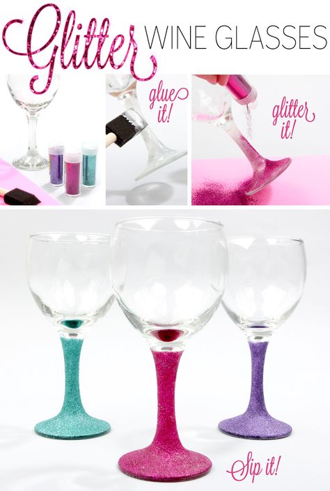 DIY: Glitter Wine Glasses Glitter Crafts Diy, Glitter Wine Glasses Diy, Diy Para A Casa, Glitter Wine Glasses, Diy Wine Glasses, Posca Marker, Glitter Glasses, Diy Glitter, Wine Glass Crafts