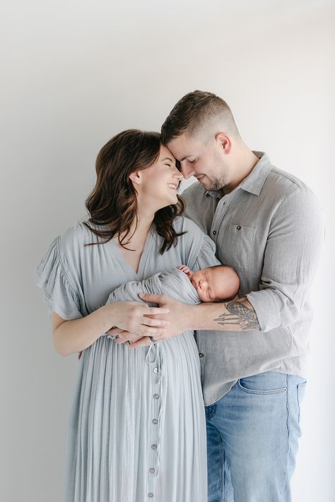 Posing With A Newborn, Newborn Photoshoot With Parents Outfit, Studio Newborn Parent Poses, Studio Family Newborn Photos, Newborn With Parents Photography, Newborn Baby Photography With Parents, Parents With Baby Photography, Dad Newborn Pictures, Newborn Photography Boy With Parents