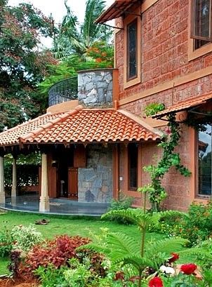 Indian Houses, Courtyard House Plans, Indian Home Design, Kerala House Design, Kerala Houses, Brick Exterior House, Vernacular Architecture, Built In Furniture, Traditional House Plans