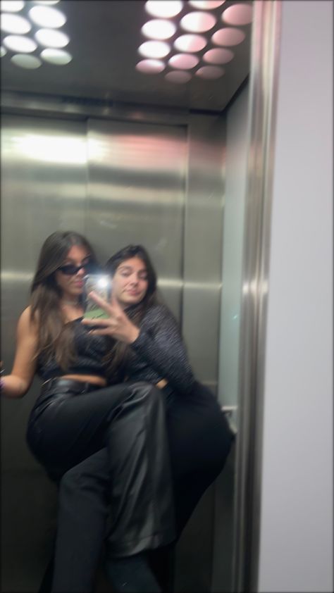 2best Friends Pictures, Selfie 2 People, Mirror Selfie 2 People, Poses To Recreate, With Best Friend, Mirror Pictures, Tall Mirror, 2 Best Friends, Cute Friend Pictures