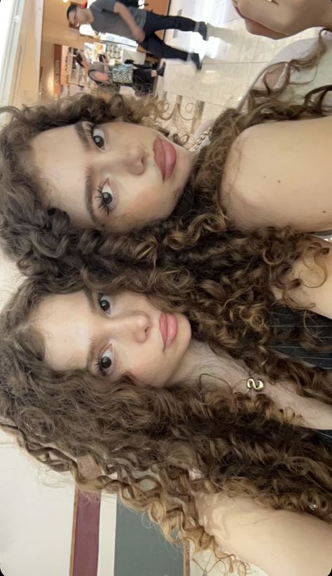 Mixed Curly Hair, G Hair, Barbie Sets, Snapchat Story, Hairstyles For Layered Hair, Sister Outfits, Curly Hair Inspiration, Long Curly Hair, Attractive People