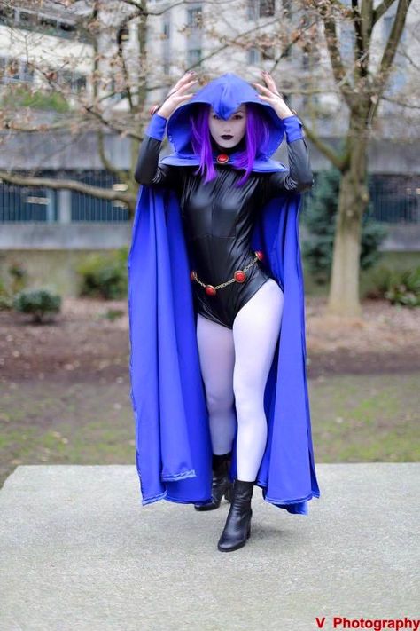 Image may contain: 1 person, standing, outdoor and text Raven Teen Titans Cosplay, Raven Outfits, Raven Cosplay, Dc Cosplay, Comic Con Cosplay, Marvel Cosplay, Cosplay Diy, Fantasias Halloween, Costume Collection