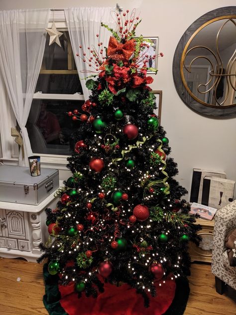 Black Christmas Tree With Green Ornaments, Red Green Gold Black Christmas Tree, Black Christmas Tree, Red Christmas Decor, Christmas Tree Decorating Themes, Tree Themes, Gold Christmas Decorations, Black Christmas Trees, Red Christmas Tree