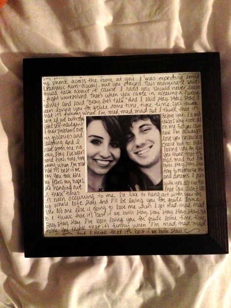 his custom photo frame includes a picture that you are fond of, as well as song lyrics, poetry, or a hand-written message that reminds you of your partner and the life you share together. Diy Valentinstag, Saint Valentin Diy, Valentines Bricolage, Diy Gifts For Girlfriend, Presents For Girlfriend, Bf Gifts, Cadeau Diy, My Funny Valentine, Valentines Day Gifts For Him