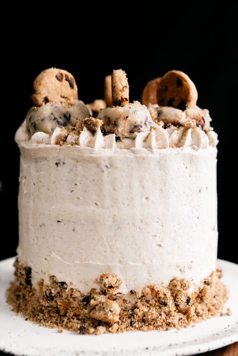 Chocolate Chip Cookie Dough Cake Chocolate Chip Cookie Dough Cake, Oreo Cookie Recipes, Tollhouse Chocolate Chip Cookies, Cookie Dough Cake, Oreo Buttercream, Sugar Cookie Cakes, Mini Chocolate Chip Cookies, Dark Brown Sugar, Chocolate Chip Cookie Cake