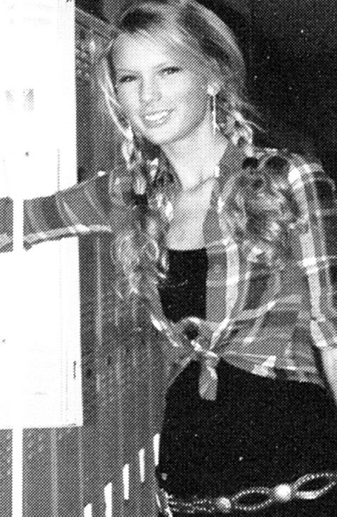 Taylor Swift at Hendersonville High School - Album on Imgur Taylor Swift High School, Taylor Swift Childhood, Young Taylor Swift, Taylor Pics, American Queen, Estilo Taylor Swift, Swift Photo, Childhood Photos, Taylor Swift Concert