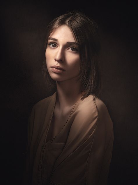 Looking for Rembrandt - stephane rouxel on Fstoppers Rembrandt Lighting, Rembrandt Portrait, Dark Portrait, Studio Portrait Photography, Outdoor Portrait, Foto Portrait, Portrait Lighting, Photographie Portrait Inspiration, Portrait Photography Women