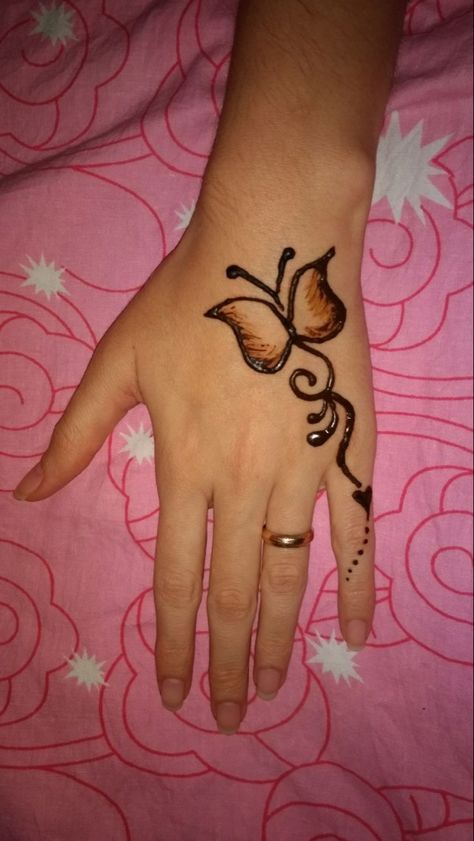 Easy Butterfly Mehndi Designs, Simple Henna Designs Butterfly, Mehndi Tatoos Hand Tattoos, Simple Mehndi Tattoo, Mehndi Tatoos, Butterfly Henna Designs, Butterfly Mehndi Design, Henna Butterfly, Henna Designs Simple