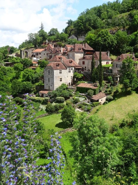 A Beginner’s Guide to the Regions in France - My Canadian Passport D Day Beach, Canadian Passport, France Country, Regions Of France, Scenic Road Trip, Tourist Sites, Visit France, Walled City, Beaux Villages