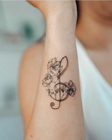 Floral Music Note Tattoo, Music And Flower Tattoo, Music Flower Tattoo, Music Tattoos For Women Beautiful, Music Is Life Tattoo, Original Tattoo Ideas, Music Tats, Music Lover Tattoo, Clef Tattoo