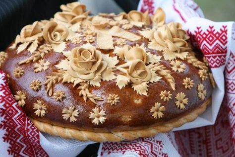 Today we are going to cook the Ukrainian round loaf of bread for a wedding. It is the first bread which newlyweds should taste together. Parents-in-law present this round loaf on a Ukrainian embroidered towel. The parents meet the happy pair with bread and salt (a traditional Slavic greeting) thereby wishing welfare, happiness and a quiet life. Anciently the round loaf was served… Ukrainian Wedding Traditions, Ukrainian Wedding, Bread Art, Ukrainian Recipes, Pastry Art, Russian Recipes, Bread Rolls, Loaf Bread, Baked Goods