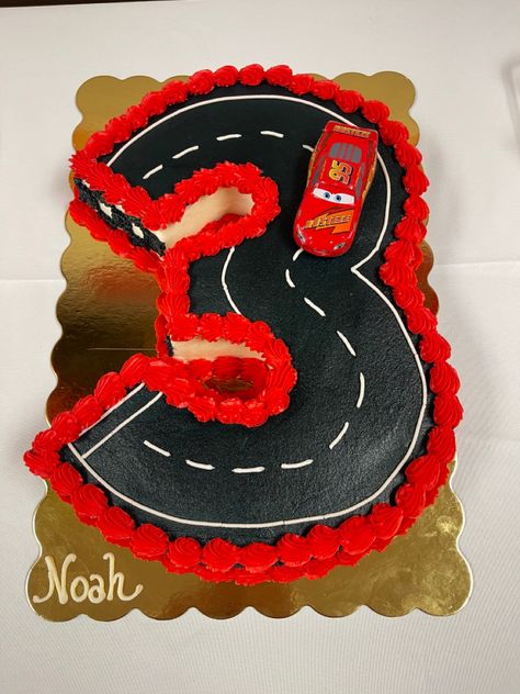 Lightning Mcqueen Sheet Cake, Easy Cars Cake, Diy Lightning Mcqueen Cake, Lightning Mcqueen Cake Ideas, Cars Sheet Cake, Lightening Mcqueen Cakes, Lightning Mcqueen Birthday Cake, Square Birthday Cake, Lightning Mcqueen Cake