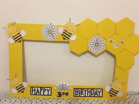 Spelling Bee Decorations Free Printable, Bumble Bee Birthday Party Decorations, Bee Photo Booth, Spelling Bee Decorations, Bee Birthday Theme, Bee Themed Birthday Party, Birthday Photo Booth, Bee Themed Classroom, Bee Classroom