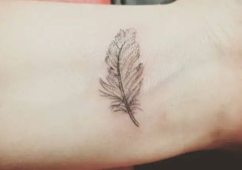 32 Small Feather Tattoo Ideas | Spiritustattoo.com White Feather Tattoos, Feather Tattoo Ideas, Feather Tattoo Black, Eagle Feather Tattoos, Feather Tattoo Wrist, Small Feather Tattoo, Small Crown Tattoo, Feather Tattoo Meaning, Indian Feather Tattoos