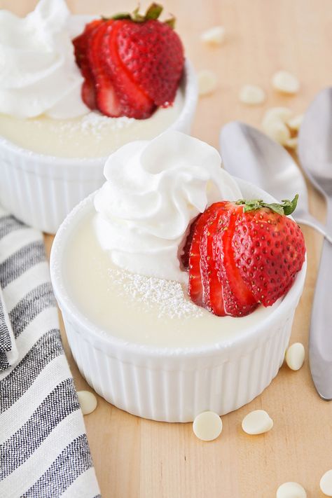 This rich and silky smooth white chocolate pudding is so easy to make at home, and way better than store-bought! Homemade White Chocolate, White Chocolate Pudding, White Chocolate Recipes, Homemade Pudding, Homemade Jam, Chocolate Pudding, Pudding Recipes, Banana Pudding, White Chocolate Chips