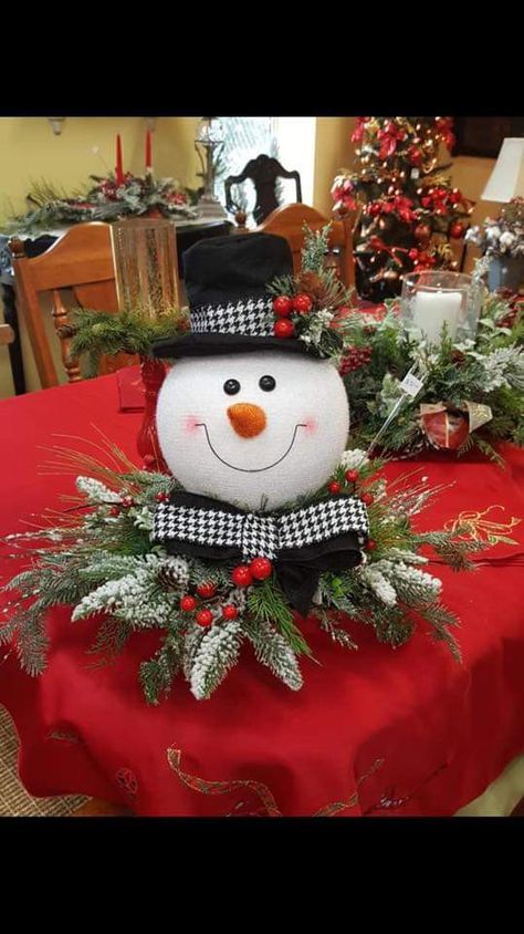 Snowman Head Centerpiece, Snowman Centerpiece Ideas, Woodland Christmas Tree Decorations, Woodland Christmas Tree, Snowman Head, Christmas Centers, Snowman Christmas Decorations, Christmas Floral Arrangements, Christmas Centerpieces Diy