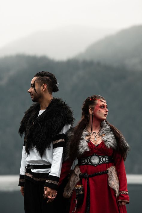 Viking bride and groom portraits Viking Wedding Headpiece, Couples Viking Costumes Diy, Viking Wedding Tuxedo, Nordic Men Vikings, Viking Wedding Clothes, Viking Wedding Photography, Couples Viking Costumes, Vikings Couple Costume, Fantasy Couples Costumes