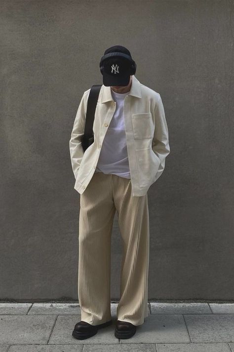 Khaki Pants Outfit, Money Clothes, Men's Casual Fashion, Mens Smart Casual Outfits, Minimalist Fashion Men, Pants Outfit Men, Spring Outfits Men, Gents Fashion, Smart Outfit