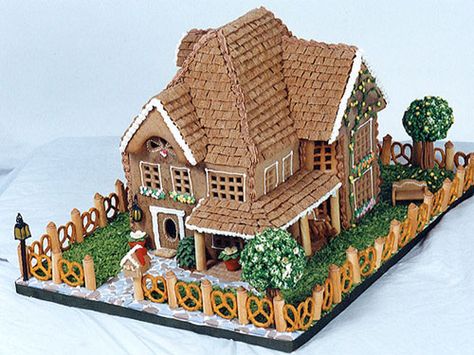 Complete with a pretzel fence, this gingerbread house looks too good to eat White Pretzels, Gingerbread House Pictures, Traditional Gingerbread, Gingerbread Art, Gingerbread House Parties, Gingerbread House Designs, All Things Gingerbread, Gingerbread Party, Gingerbread House Cookies