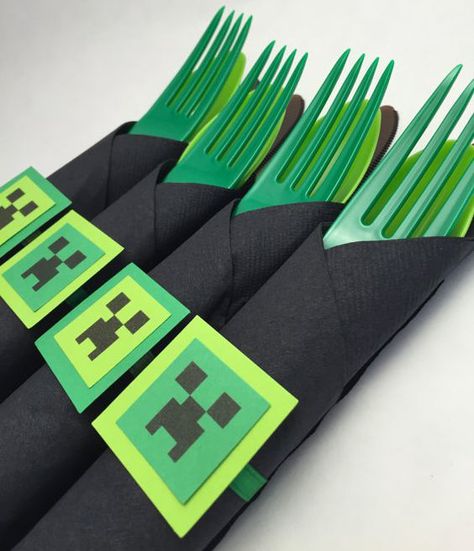 Minecraft Party Invitations, Diy Minecraft Birthday Party, Minecraft Party Decorations, Minecraft Decoration, Minecraft Birthday Cake, Party Cutlery, Minecraft Theme, Diy Minecraft, Minecraft Birthday Party