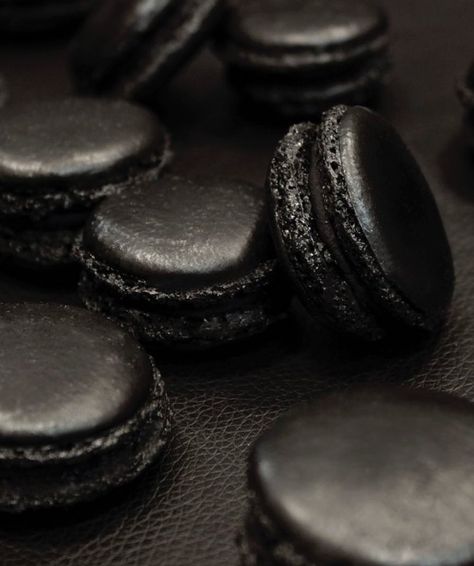 Black Macarons, Black Dessert, 18th Birthday Party Themes, Broken Crayons Still Color, Cafe Concept, Food Texture, Black Food, Black Goth, Gray Aesthetic