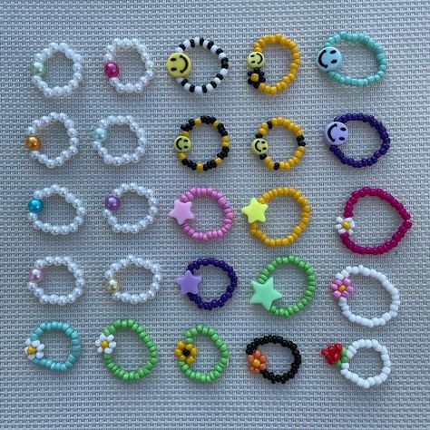 DIY //// anillos de mostacillas. Originalemenre noduerme.com.ar Bracelet Ideas How To Make, Beaded Bracelets Diy Ideas, Ideas Para Pulseras Aesthetic, Diy Cute Rings, Mostacillas Ideas, Ideas For Bracelets, Ideas Para Pulseras, Ideas Para Hacer Pulseras, Bracelet Ideas Beads