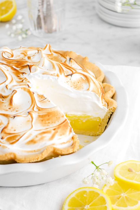 Easy Meringues, Bakers Table, Meringue Pie Recipes, Lemon Blueberry Bread, Lemon Custard, Easy Pie, Homemade Pie Crusts, Lemon Meringue Pie, Sweet Recipes Desserts