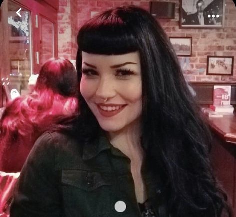 Betty Bangs, V Bangs, Hair Aesthetics, Gothic Hairstyles, Goth Hair, Hair Bangs, Peinados Fáciles Para Cabello Corto, Long Hair With Bangs, Psychobilly