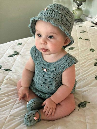 Crochet Baby Onesie, Baby Romper Crochet, Crochet Baby Items, Romper Crochet, Crocheted Clothing, Crochet Baby Projects, Baby Romper Pattern, Romper Designs, Crochet Romper