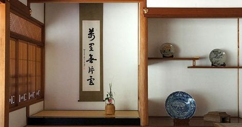 Tokonoma – Japan’s “Secular Altars” Japanese Tea House Interior, Tea House Architecture, Japanese Living Room Ideas, Tea House Interior, Tea House Design, Japanese Living Room, Tatami Room, Japanese Home Design, Japanese Tea House