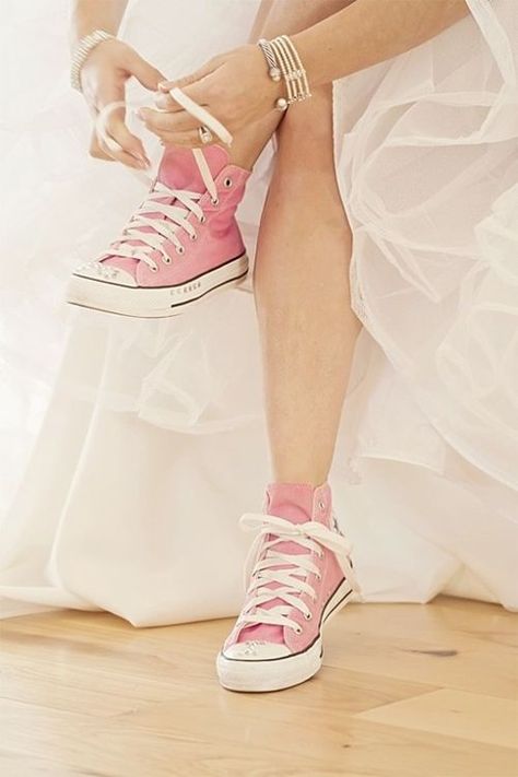 Converse All Stars mood for a wedding / pink converse & wedding dress Converse Wedding Shoes, Blue Wedding Shoes, Pink Converse, Pink Lady, Rustic Country Wedding, Pink Sneakers, Rustic Chic Wedding, Tickled Pink, Wedding Heels