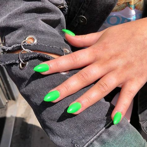 // g r e e n s Neon Nail Colors, Neon Nail Art, Neon Green Nails, Nails Opi, Pink Manicure, Green Nail Designs, Summer Manicure, Green Nail, Almond Shape Nails