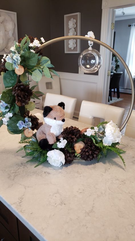 Woodland Baby Shower Flowers, Woodland Animal Centerpiece Ideas, Woodland Lantern Centerpieces, Fox Themed Baby Shower Ideas, Forest Baby Shower Centerpieces, Woodland Table Centerpieces, Forest Baby Shower Theme Girl, Safari Baby Shower Girl Centerpieces, Woodland Centrepieces